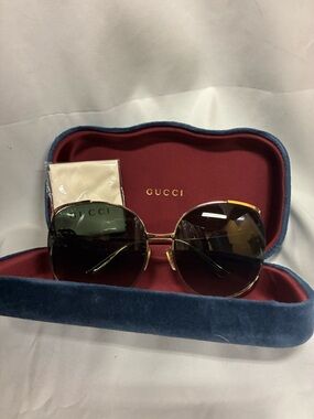 Gucci Round Sunglasses with Gold Frame and Dark Green Lenses